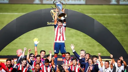 Chivas levantando la Supercopa MX.