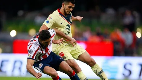 Henry Martin enfrentando a Chivas en Copa MX.
