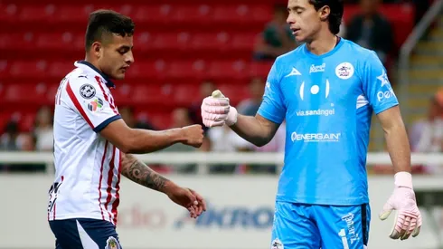 Vega abandonó el partido antes del medio tiempo y dejó a Chivas con 10