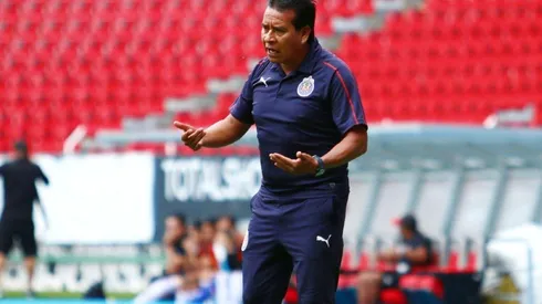 Alberto Coyote como DT de Chivas.