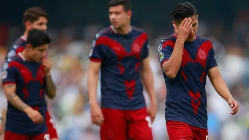 Plantel de Chivas terminado el duelo ante Pumas.