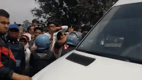 Aficionados insultaron a José Cardozo a la salida de CU.