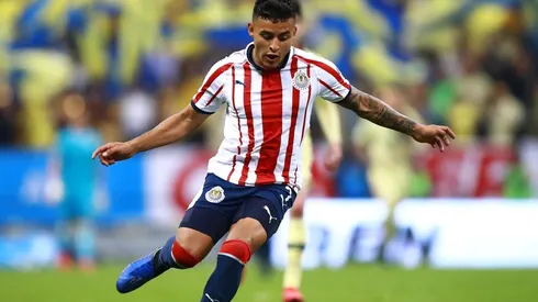 Casi por obligación seguirá en el 11 titular de Chivas
