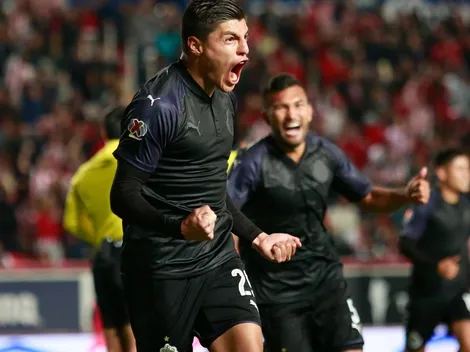 Chivas usaría a Ronaldo Cisneros como pieza de truque por volante