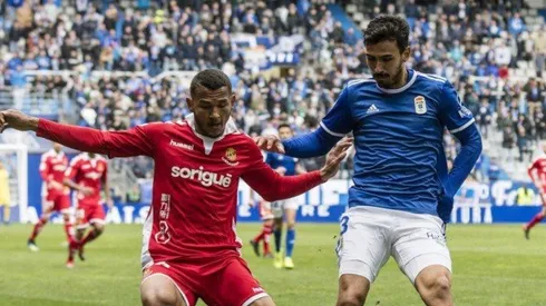 Oswaldo Alanis enfrentando al Sporting de Gijón.