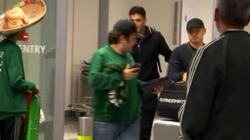 Hernández, en compañía de Raúl Jiménez, fue recibido en el aeropuerto por algunos aficionados