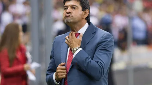 Pepe Cardozo se convirtió en el noveno técnico de Chivas en perder dos veces en un semestre con América
