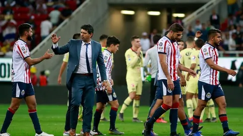 Plantel de Chivas tras la derrota ante América.