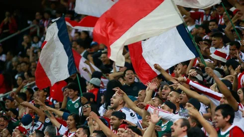 La afición de Chivas recibió al equipo con un mosaico en el Clásico