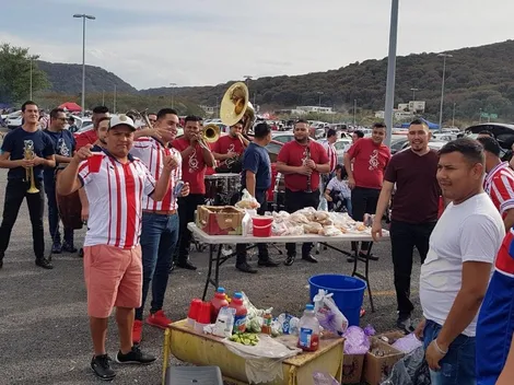 Las bandas se apoderan de los alrededores del Estadio Akron