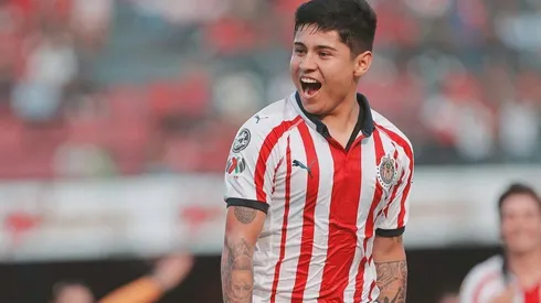 Eduardo López con la playera de Chivas.