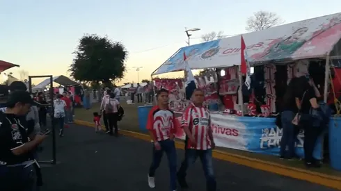 Aficionados llegan al Estadio Akron.