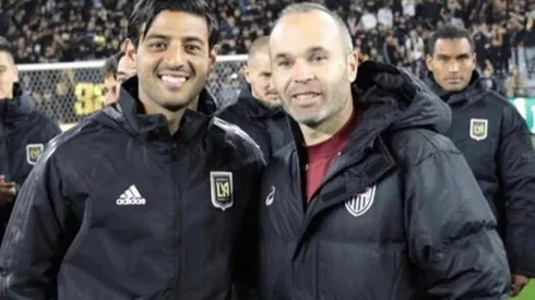 Vela quizás diga que no conoce a Messi, aunque lo enfrentó en España y se reencontró con Iniesta