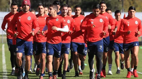 El plantel de Chivas trabajó este lunes en un grupo único tras el regreso de los titulares en la caida con Pachuca