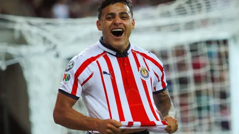 Vega esperó seis fechas para anotar su primer gol y consiguió un triplete frente al Atlas en su primer Clásico