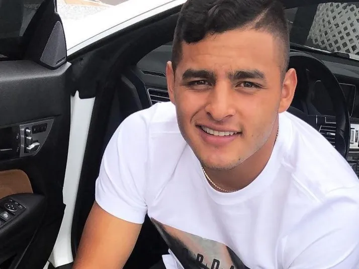 Alexis Vega no se despega de su balón del hattrick y así lo lució