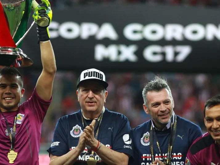 Higuera asemeja ambiente actual en Chivas al del doblete