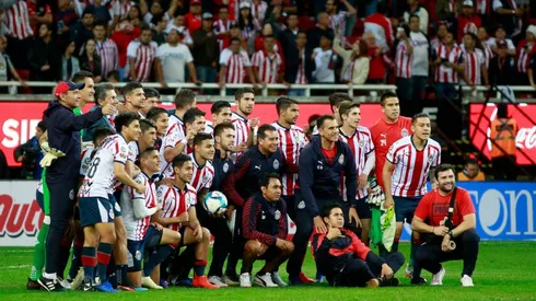 Chivas celebró la goleada ante Atlas junto a su afición.