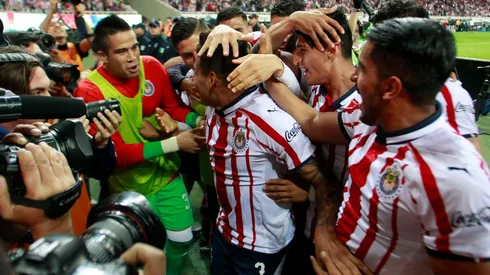 Vega celebró su tercer tanto de la noche junto a los suplentes que calentaban
