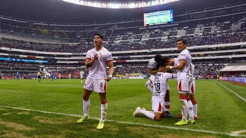 Alan Pulido frente a Cruz Azul en el Azteca.