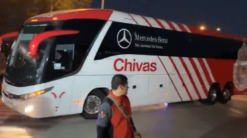 El bus que trasladó a Chivas al Estadio Akron ingresó justo antes que el de Atlas