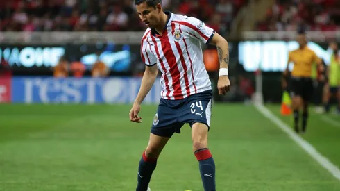 Carlos Cisneros calentó la previa del Clásico Tapatío.