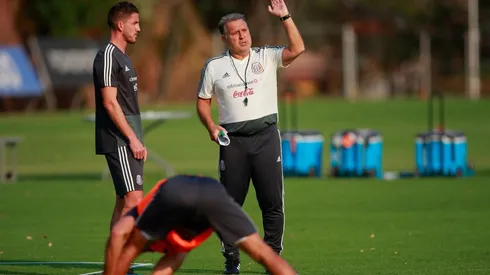 Martino tuvo la oportunidad de darle indicaciones aparte al defensor Hiram Mier