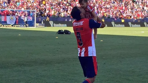 Omar Bravo le pasó a su hijo el amor por el Guadalajara.