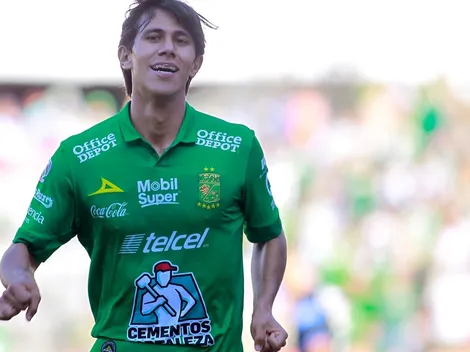 JJ Macías le marca a América en el Estadio Azteca