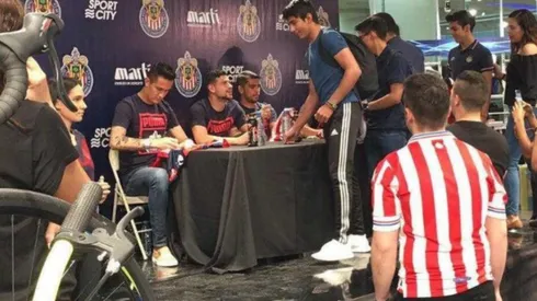Cerca de 150 aficionados llegaron a la firma de autógrafos.