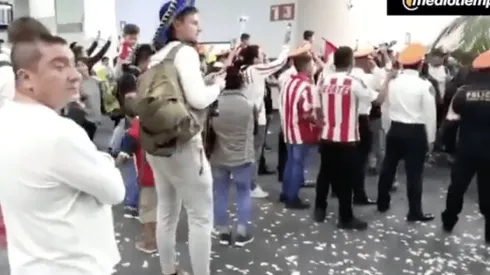 Turistas se sorprendieron con el ambiente generado por los fanáticos de Chivas.