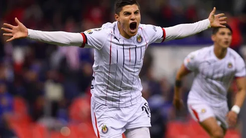 Ronaldo Cisneros le dio el triunfo a Chivas ante Cruz Azul.