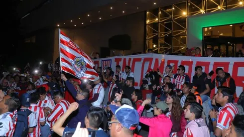 Banderazo de Chivas en las afueras del hotel de concentración.