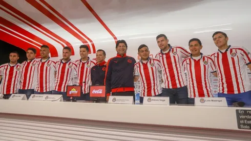 Chivas de Guadalajara en la presentación de sus refuerzos. (Foto: Mexsport)