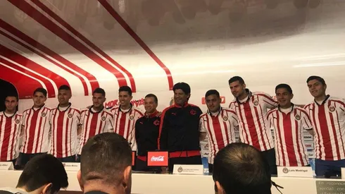 Los nueve refuerzos junto a José Saturnino Cardozo y Mariano Varela. (Foto: Natalia León)