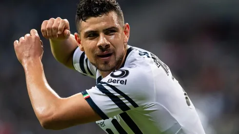 Madrigal firmó su contrato con Chivas.