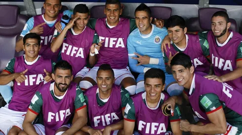 Los jugadores de Chivas despidieron a Salcido en las redes.