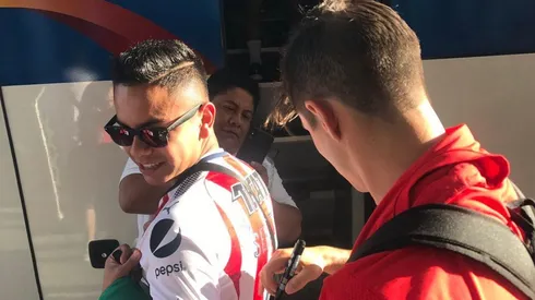 Los jugadores de Chivas comparten con los fanáticos. (Foto: Chivas)