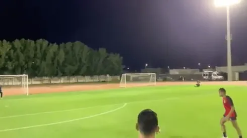 En la cancha de entrenamiento de Chivas, se escuchan de fondo rezos musulmanes.