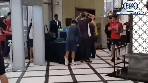 Chivas debe colocar sus implementos de trabajo por una máquina de scanner.