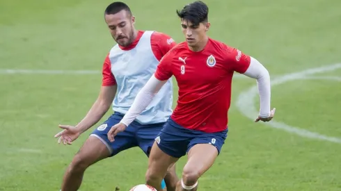 Alan Pulido entrenó este jueves con una venda en su rodilla.