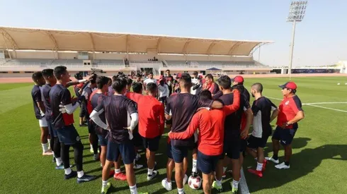 Primer entrenamiento de Chivas en suelo árabe.