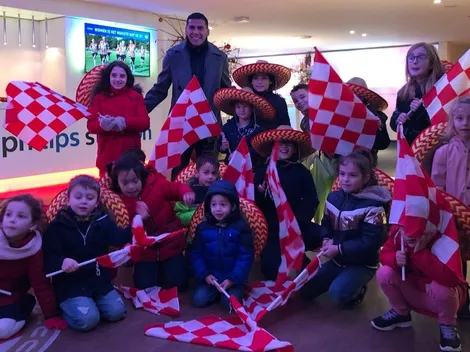 Orgullo de Chivas: PSV homenajea a Carlos Salcido