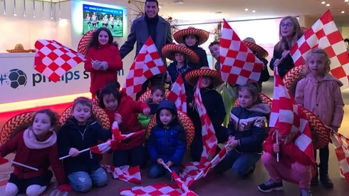 Salcido fue homenajeado en el estadio del PSV