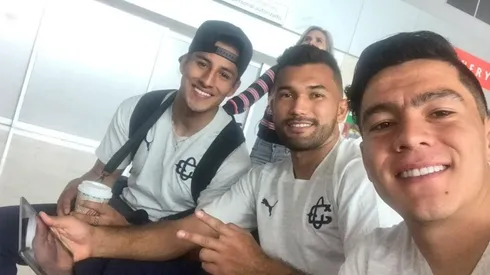 Los jugadores en la sala de espera antes de partir a Emiratos Árabes Unidos. (Foto: Chivas)