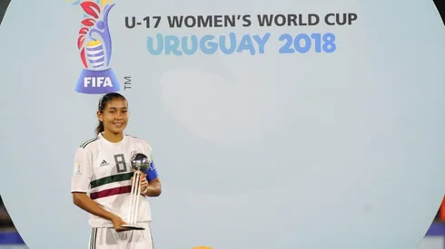 Nicole Pérez recibe el premio como la segunda mejor jugadora del Mundial de Uruguay.