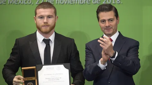Canelo Álvarez recibe Premio Nacional de Deportes.