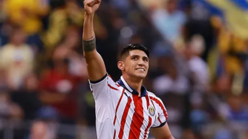 Alan Pulido continuará con su carrera en Chivas.