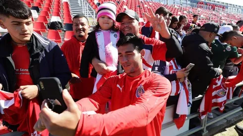 Los jugadores de Chivas atendieron a la afición en San Antonio