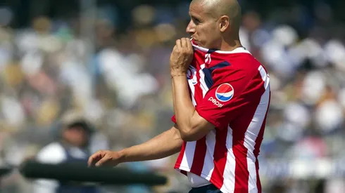 El Bofo Bautista y un gesto que demuestra su amor por la playera de Chivas.